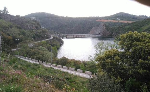 Imagen del pantano de Bárcena.