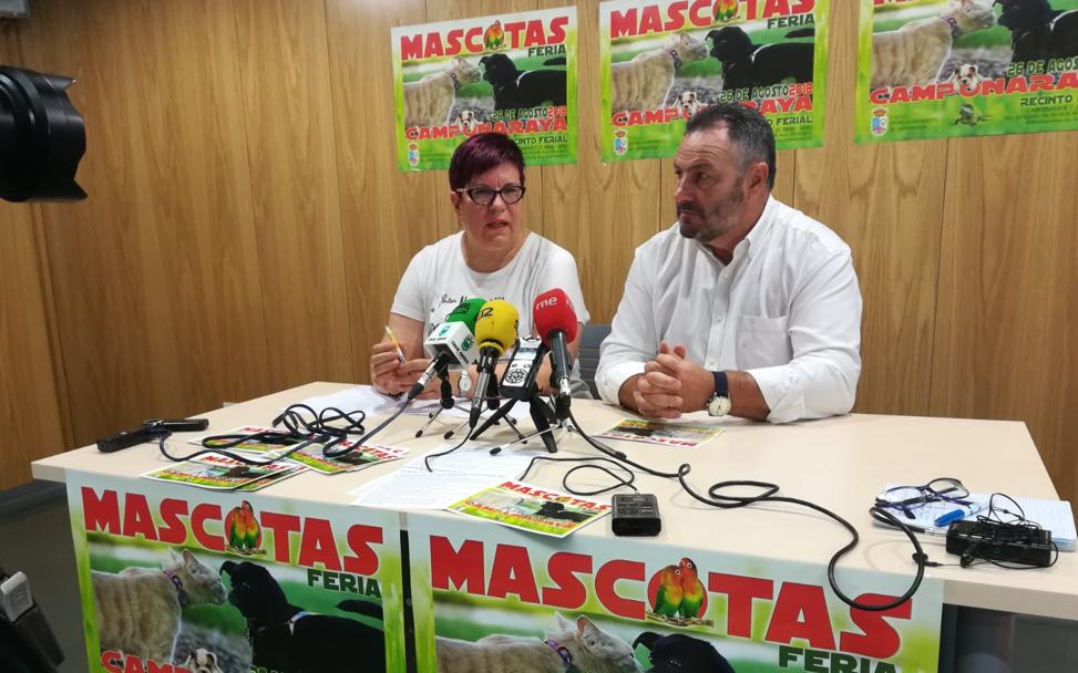 El alcalde de Camponaraya, Eduardo Morán, junto a la concejala de Fiestas, Amparo Valtuille, en la presentación de la Feria de Mascotas.