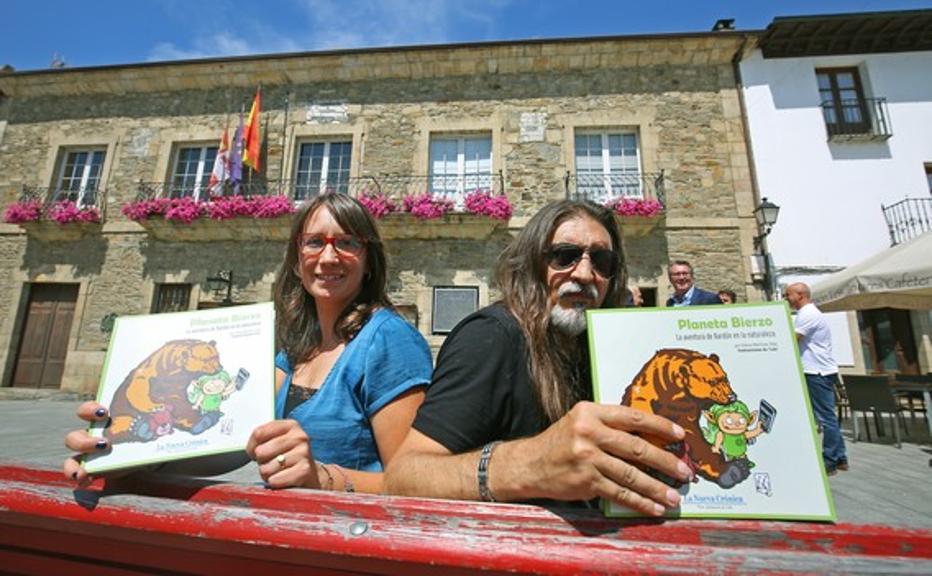 Los autores del libro`Planeta Bierzo', Diana Martínez y el dibujante Lolo, durante su presentación en el Villafranca del Bierzo. 