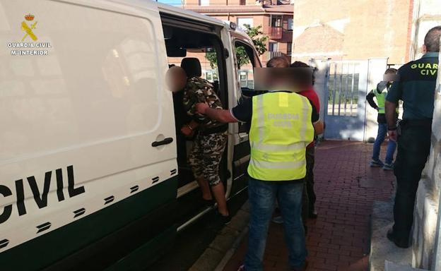 La Guardia Civil detiene a tres personas acusadas del robo en un domicilio de Bembibre