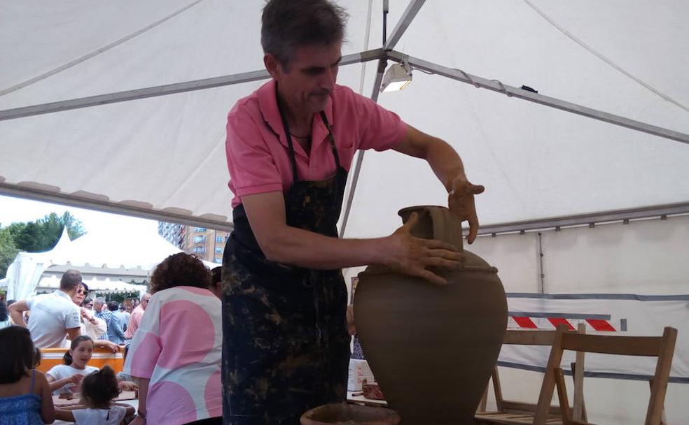 Exhibición de uno de los ceramistas participantes.