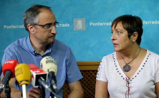 El secretario general de la agrupación local del PSOE de Ponferrada, Olegario Ramón, junto a la secretaria de Organización,, Carmen Morán.