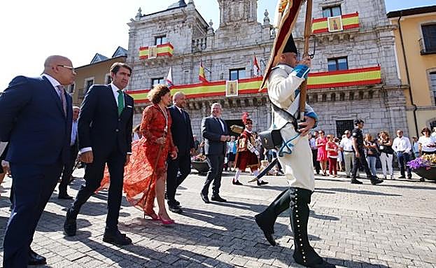El subdelegado del Gobierno en León, Faustino Sánchez; el consejero de Fomento y Medio Ambiente, Juan Carlos Suárez-Quiñones; la alcaldesa de Ponferrada, Gloria Fernández Merayo; el presidente del Consejo Comarcal del Bierzo, Gerardo Álvarez Courel; y el senador por León, Alfonso Rodríguez Hevia, durante los actos del LX aniversario del Día del Bierzo