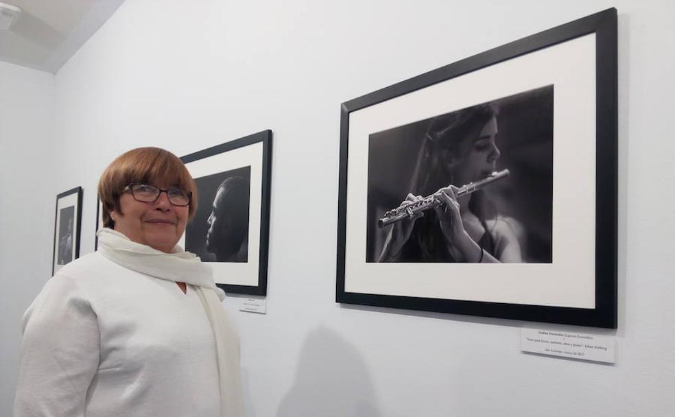 La fotógrafa María Díez, durante la inauguración de la muestra en el Campus de Ponferrada.