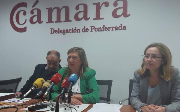 La presidenta del Imfe, María Antonia Gancedo (C), el representante de Secot, Lázaro Vijande, y la técnico Isabél Méndez, en la presentación.