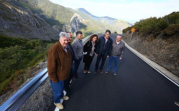 El concejal de Movilidad, Ricardo Miranda; el diputado de Cooperación, Alfonso Arias; el vicepresidente de la Diputación para el Bierzo, Ángel Calvo; la alcaldesa de Ponferrada, Gloria Merayo; el presidente de la Diputación, Juan Martínez Majo y el diputado de Régimen Interior, Raúl Valcarce, durante la visita a la carretera de acceso a Peñalba de Santiago.