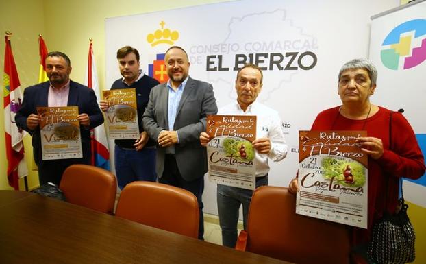 El alcalde de Camponaraya, Eduardo Morán; el alcalde de Cacabelos, Sergio Álvarez; el presidente del Consejo Comarcal del Bierzo, Gerardo Álvarez Courel; el presidente de la asociación de castañicultores 'Tres Valles', José Luis García; y la alcaldesa de Vega de Valcarce, María Luisa Santín, durante la presentación.