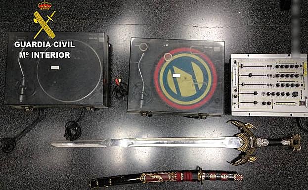 Imagen de los efectos recuperados por la Guardia Civil.