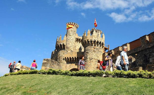 Visitantes en el Castillo de los Templarios.