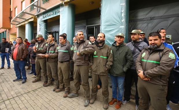 Concentración ante la sede de la Junta de Castilla y León en Ponferrada, en repulsa por el intento de agresión sufrido por un agente medioambiental de la comarca de Boñar.