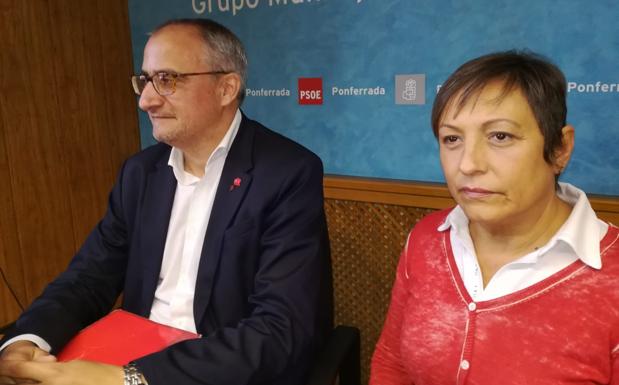 El portavoz municipal del PSOE, Olegario Ramón, y la concejala Carmen Morán, durante su comparecencia.