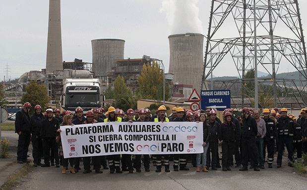 Concentración de trabajadores de las empresas auxiliares de Endesa ante la central térmica de Compostilla II.