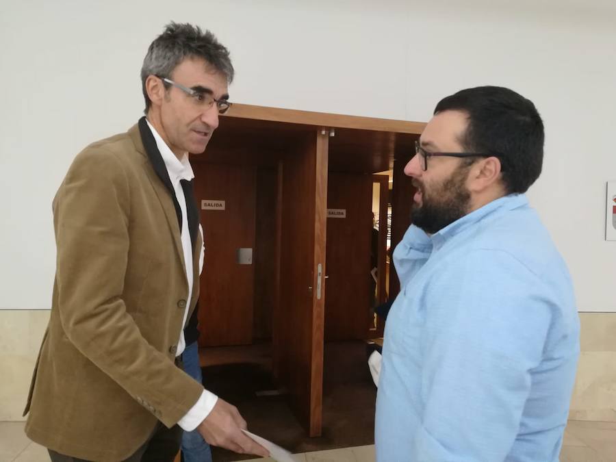 El vicerrector del Campus del Bierzo, José Ramón Rodríguez, conversa con el vicepresidente de la ARMH, Marco González.