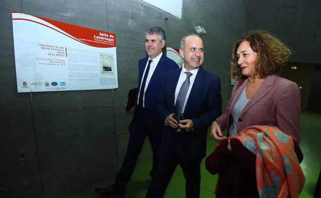 El rector de la UNED, Ricardo Marial (C), junto a la alcaldesa de Ponferrada y el director del centro asociado de la UNED de Ponferrada.