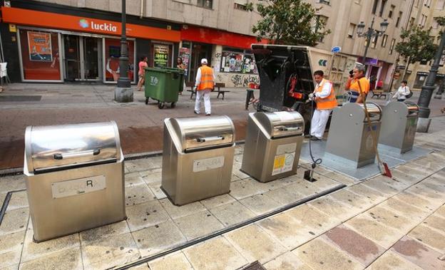 Operarios de FCC realizan labores de limpieza en Ponferrada.