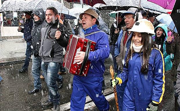 Manifestantes en la marcha negra.