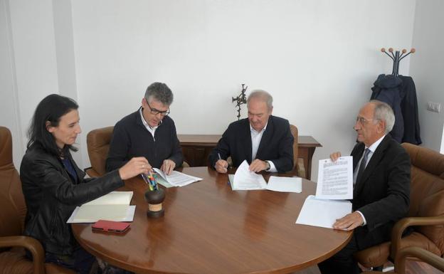 Imagen de la firma del convenio entre UNED y SECOT.