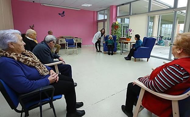 Unidad de convivencia 'En mi casa', impulsado por la Junta de Castilla y León, en el centro terapéutico de día de la Asocicación de Familiares y Enfermos de Alzheimer del Bierzo (AFA Bierzo), en Ponferrada.