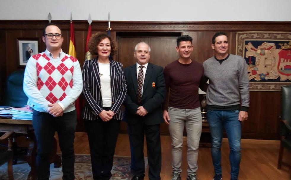 El presidente de la Federación Nacional de Kárate, Antonio Moreno (C),la alcadesa de Ponferrada, Gloria Fernández Merayo, los concejales Álvaro Rajo y Roberto Mendo, y el presidente del Club de Kárate Ponferrada, Nicolás Rodríguez, en la presentación del campeonato.