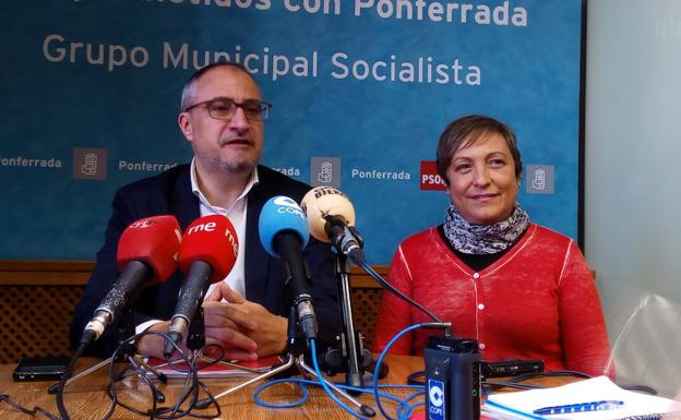 El portavoz municipal del PSOE, Olegario Ramón, junto a la concejala Carmen Morán, en su comparecencia.