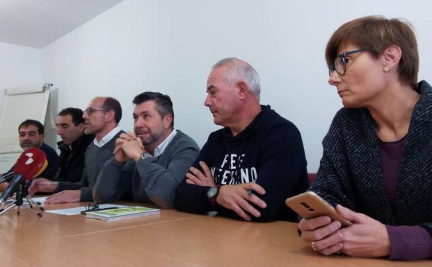 Los representantes sindicales de los trabajadores del Ayuntamiento de Ponferrada, durante su comparecencia.