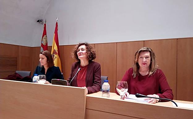 La alcaldesa de Ponferrada, Gloria Fernández Merayo, y la concejala de Cultura, María Antonia Gancedo, en el acto. 