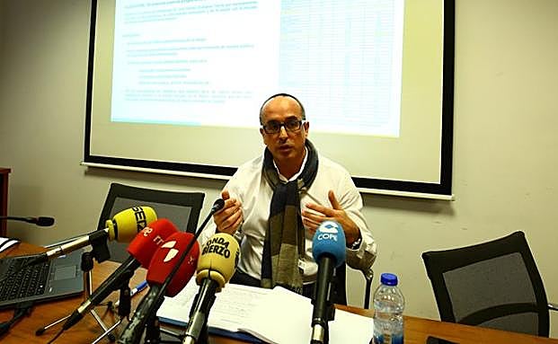 El director de la fábrica de Cementos Cosmos en Toral de los Vados, Jaime Santoalla, durante su comparecencia.