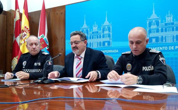 El concejal de Seguridad Ciudana, Carlos Fernández (C), junto al intendente de la Policía Municipal, Arturo Pereira (D), en la presentación del plan de seguridad de Navidad. 