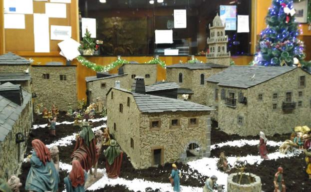 Imagen principal - El Instituto Virgen de la Encina expone un belén que recrea el casco antiguo de Ponferrada