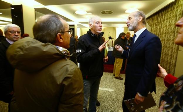 El secretario de Estado de Energía, José Domínguez Abascal, conversa con representantes del comité de la central térmicade Anllares, durante el acto de presentación del proyecto de relanzamiento de la Fundación Ciudad de la Energía. 