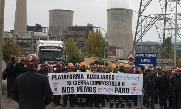 Concentración de los trabajadores de las auxiliares de Endesa ante la central de Compostilla.
