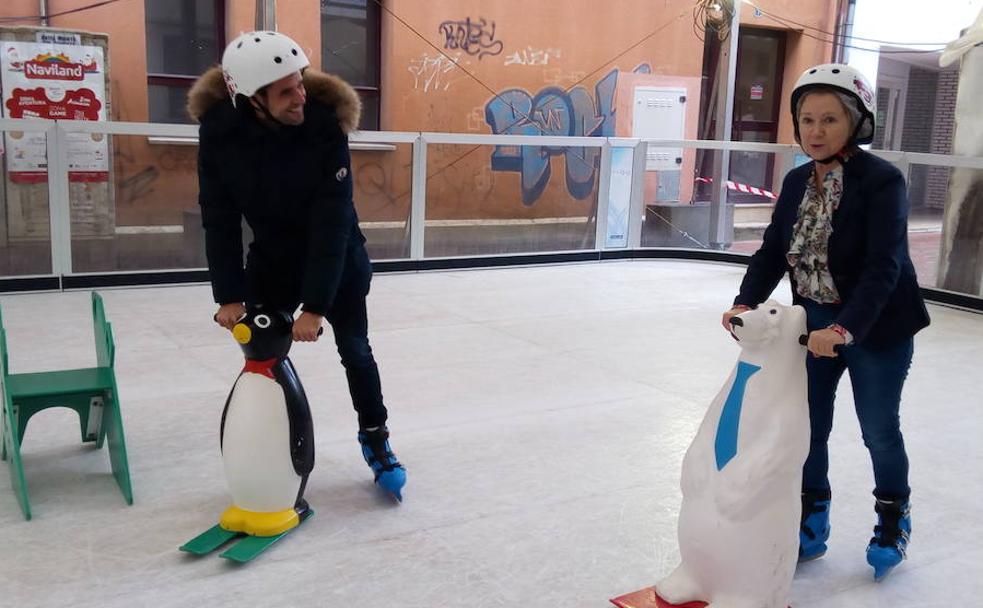 La edil de Fiestas, Concepción Crespo, y el gerente de Bierzo Natura, Dani Velasco, inauguraron la pista de patinaje sobre hielo.