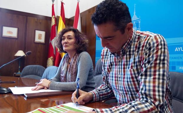 La alcaldesa de Ponferrada, Gloria Fernández Merayo, y el concejal de Obras, Roberto Mendo, durante su comparecencia.