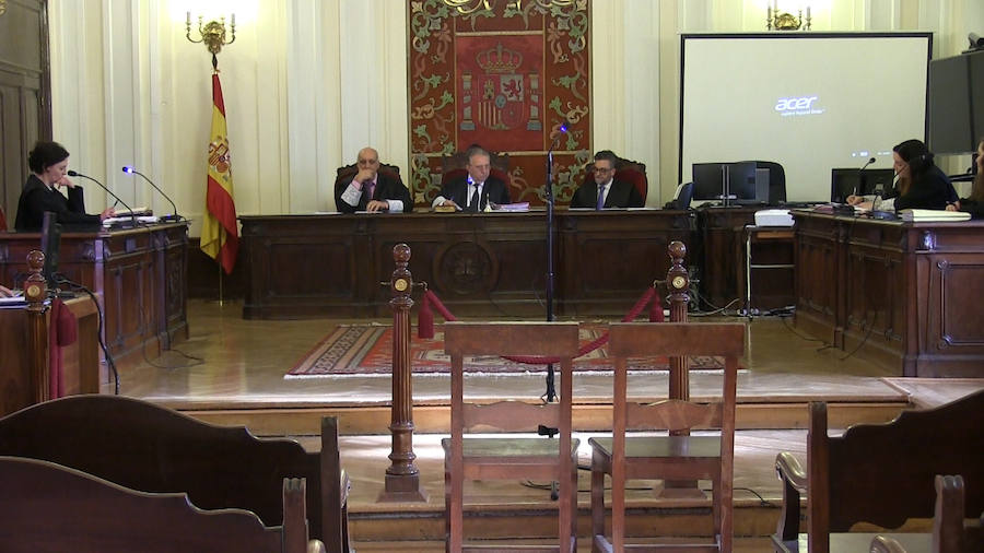 Un momento del juicio, suspendido al ausentarse el acusado. 