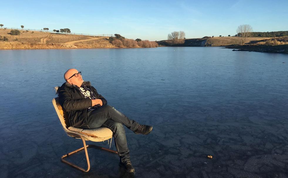 Óscar de la Huerga, sobre el hielo del pantano de Jiménez de Jamuz, tomando el sol.