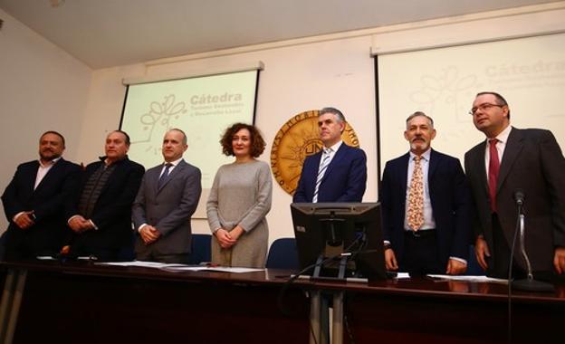 El presidente del Consejo Comarcal del Bierzo, Gerardo Courel; el diputado provincial de Cooperación y SAM, Alfonso Arias; el rector de la UNED, Ricardo Marial; la alcaldesa de Ponferrada, Gloria Merayo; el director de la cátedra, Jose Luis Calvo; y el representante de la ULE, Jose Luis Vázquez, en la presentación de la cátedra.