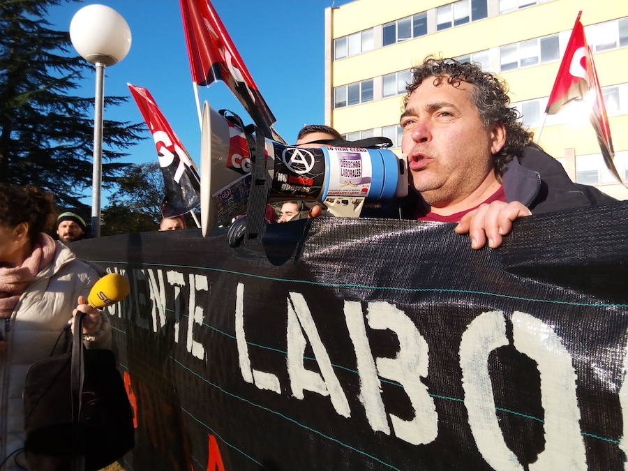 Fotos: Concentración de CGT en apoyo de una trabajadora despedida de LM