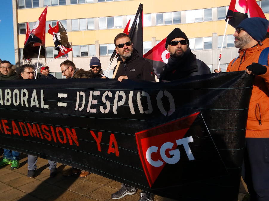 Fotos: Concentración de CGT en apoyo de una trabajadora despedida de LM