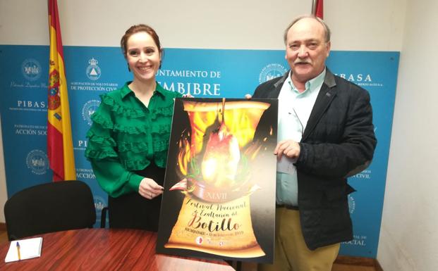El alcalde de Bembibre, Manuel Otero, y la concejala de Cultura, Laura Álvarez, presentaron el cartel del festival.