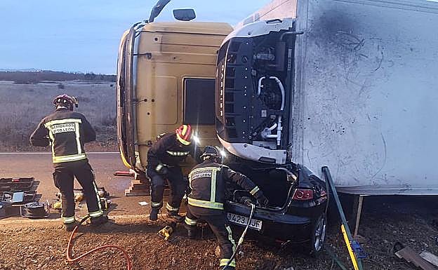 Los bomberos de León trabajaron en la excarcelación del conductor del turismo.