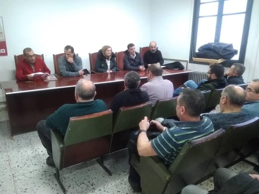 Asamblea de trabajadores de las empresas auxiliares de Endesa en Compostilla II, este viernes en la sede comarcal de Comisiones Obreras