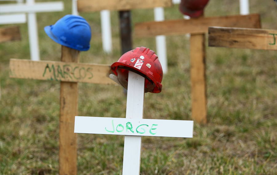 Fotos: José Sarrión visita el campamento de las auxiliares en Compostilla II