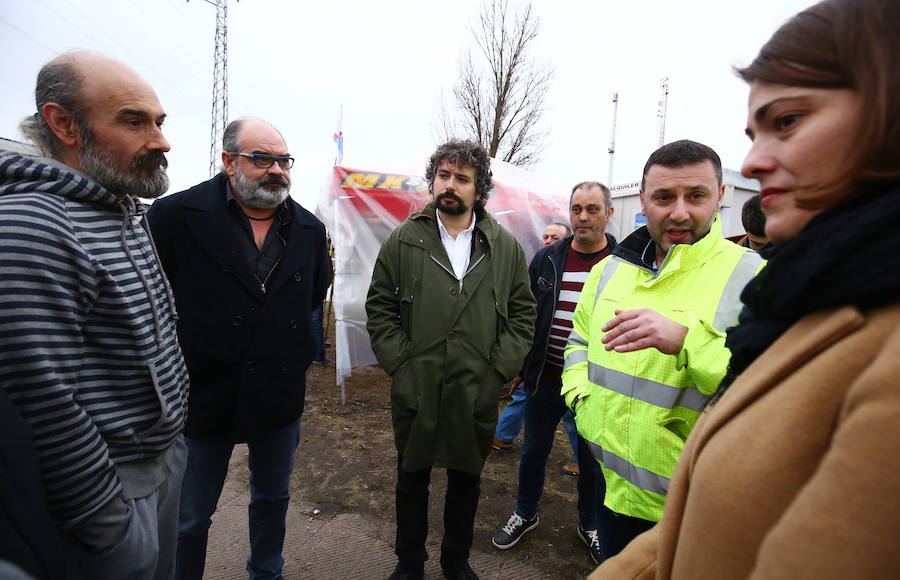 Fotos: José Sarrión visita el campamento de las auxiliares en Compostilla II