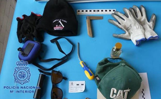 Útiles y herramientas que utilizaron para violentar los vehículos afectados.