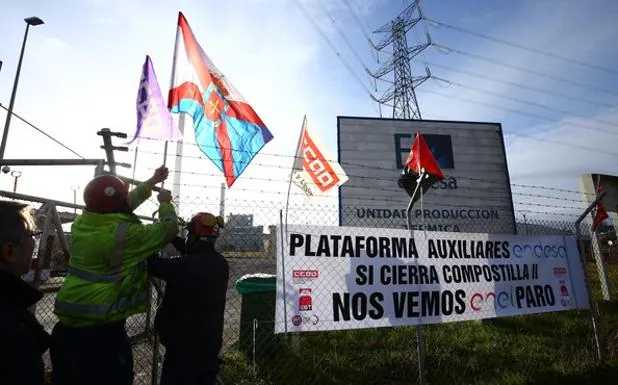 Campamento de las auxiliares de Endesa ante la central de Compostilla en Cubillos del Sil. 