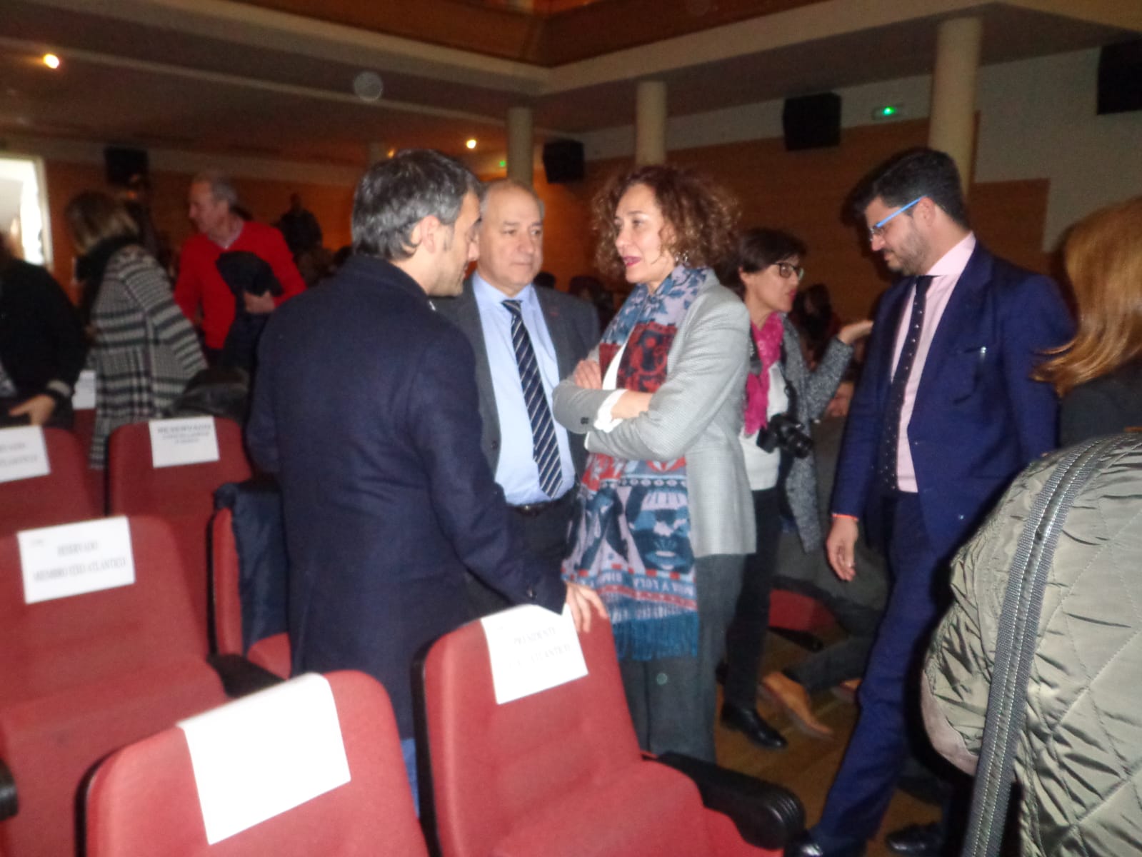 Gloria Fernández Merayo conversa con los alcaldes de A Coruña y Monforte de Lemos. 