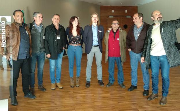 Miembros de la plataforma de auxiliares de Endesa en la central de Compostilla II junto a los procuradores de Podemos, Pablo Fernández y Lorena González.