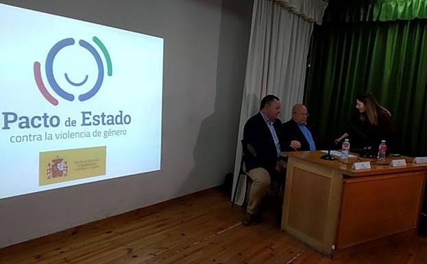 El subdelegado del Gobierno, Faustino Sánchez, junto al alcalde de Camponaraya, Eduardo Morán, durante la jornada.