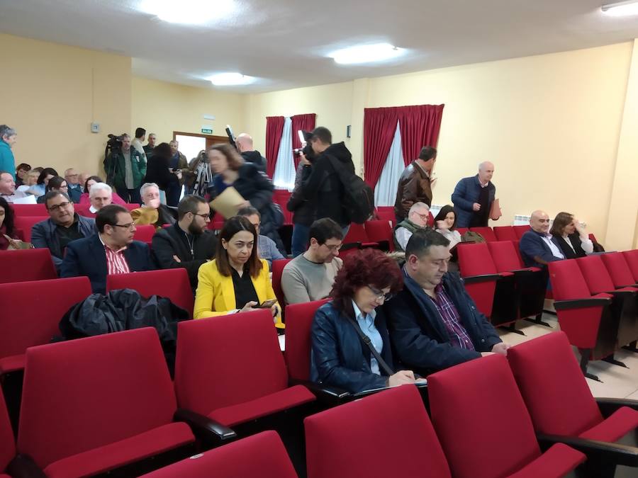 Fotos: El subdelegado del Gobierno explica las medidas contra la violencia de género a los municipios del Bierzo y Laciana