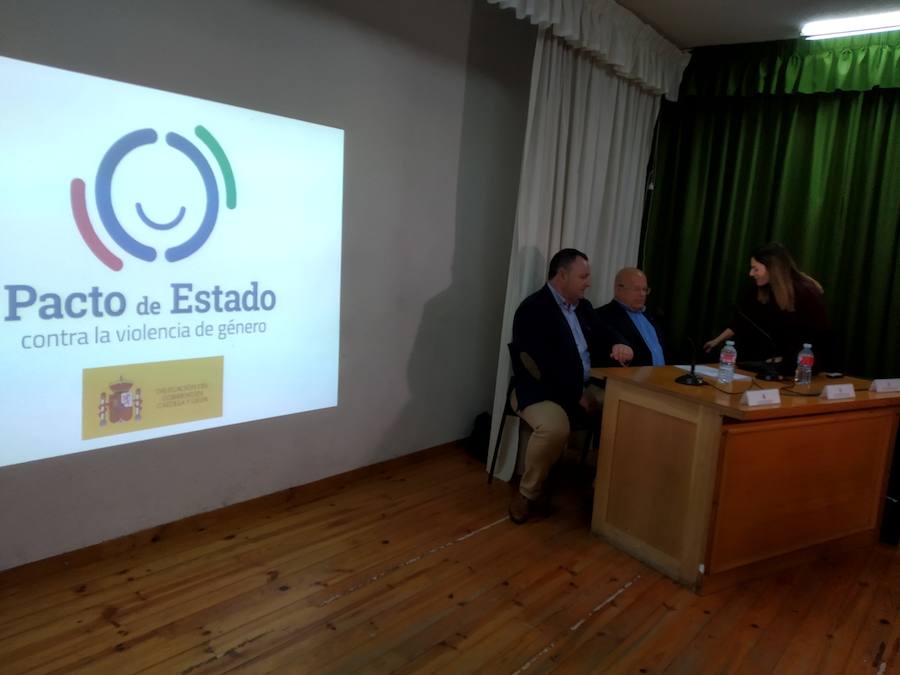 Fotos: El subdelegado del Gobierno explica las medidas contra la violencia de género a los municipios del Bierzo y Laciana